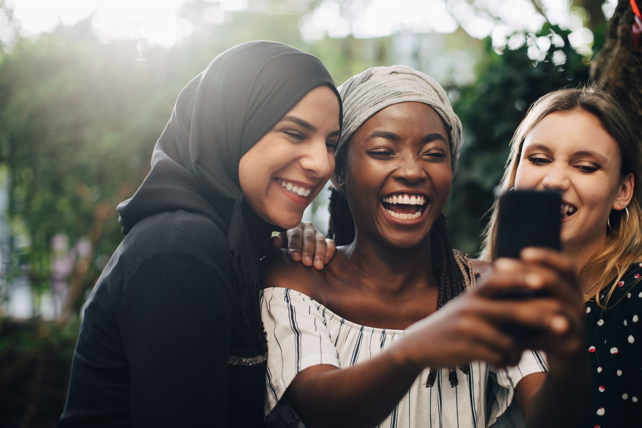 Friends-taking-selfie